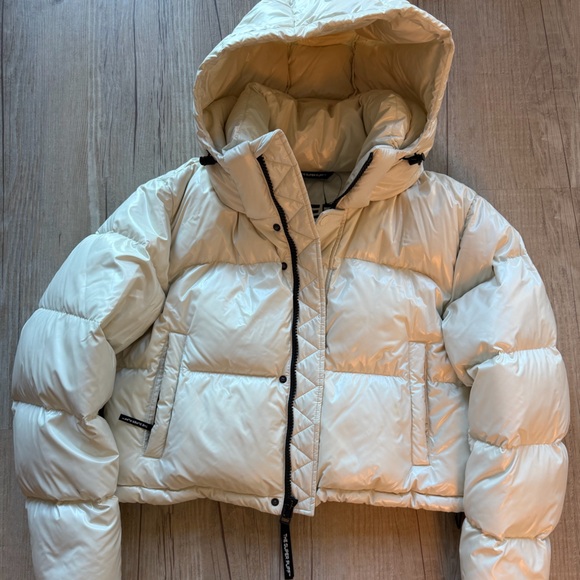 Aritzia The Super Puff™ XtraShorty - Hi-Gloss - Picture 2 of 6